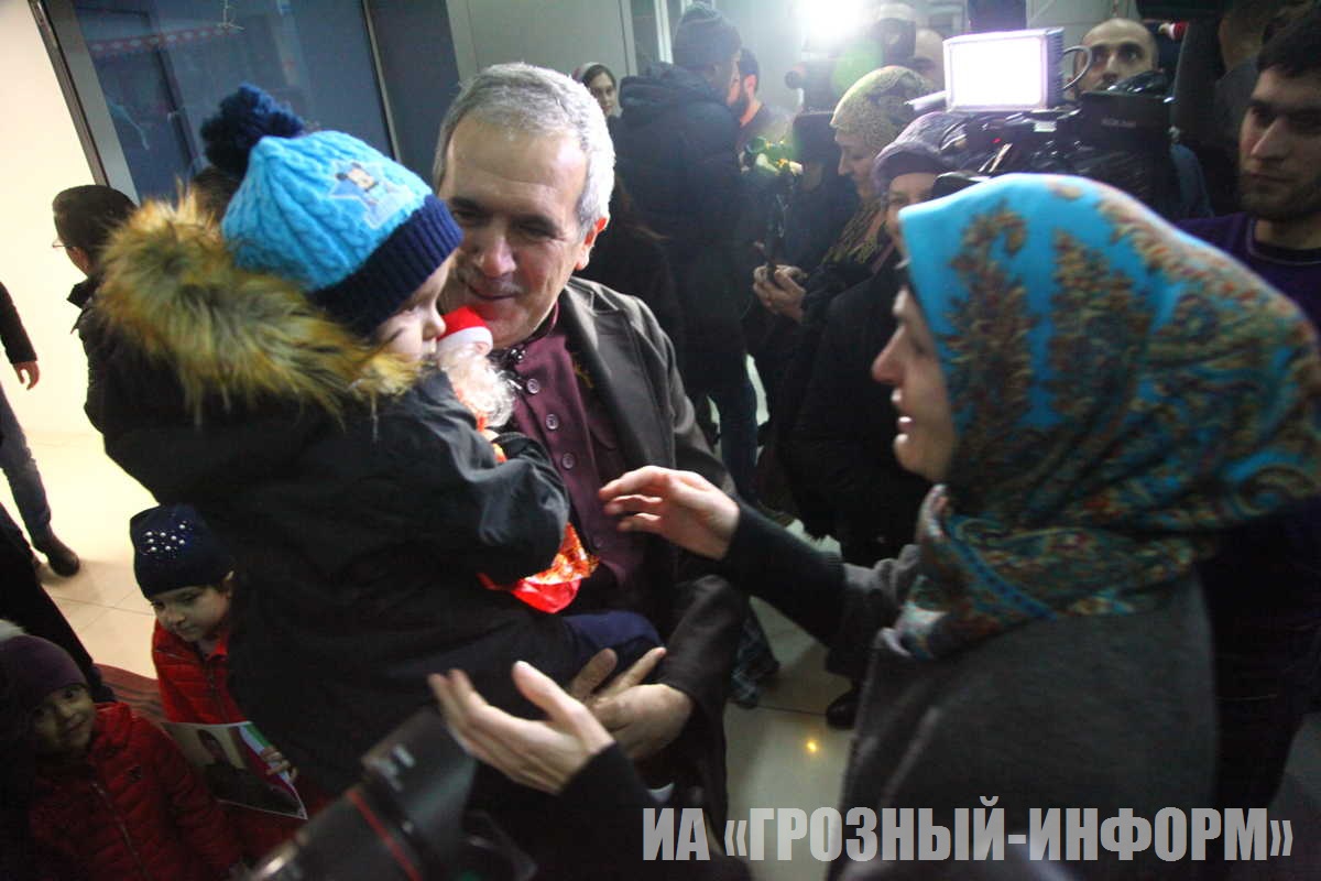Самолет с девочкой из иракской тюрьмы Софией Зайнуковой приземлился в Грозном