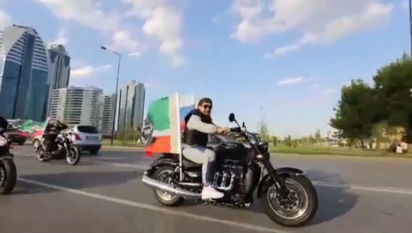 «Ночные волки» пояснили выезд мотоцикла Кадырова на встречную полосу