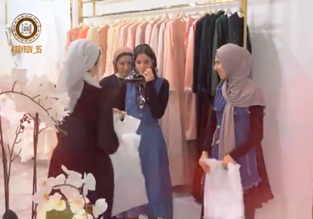 Дом моды Firdaws подарил 100 платьев девушкам из разных районов Чечни