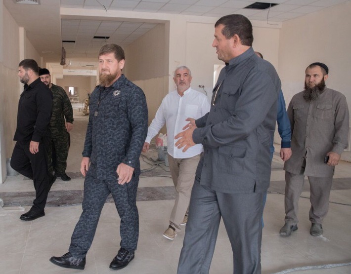 Глава Чечни проверил ход строительных работ в селе Илсхан-Юрт