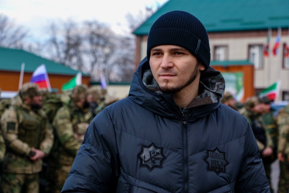 через грозный. грозный 2022. чечня грозный сейчас. грозный мечеть сердце чечни 2021. мэрия грозного набор добровольцев.