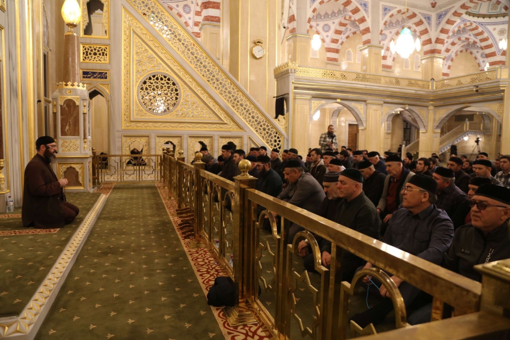 тахаджуд в грозном. тарикат чеченцев. сердце чечни на тахаджуд на улице. тахаджуд в грозном. намаз.