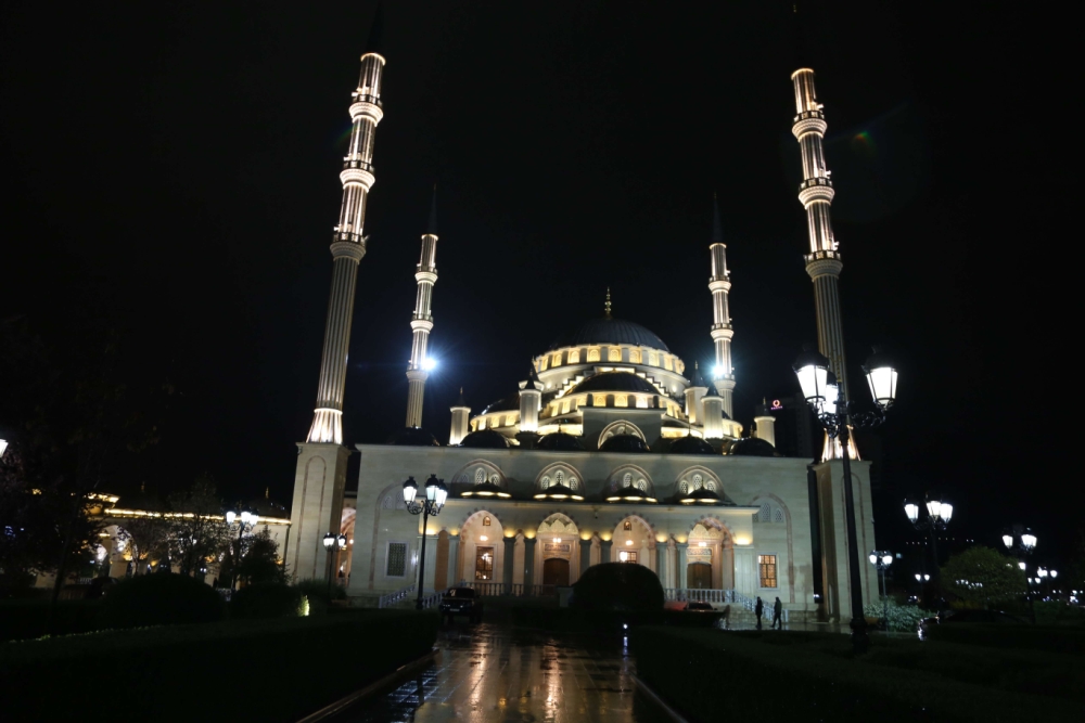 намаз. сердце чечни грозный. чеченская республика люди. ламаз хан в грозном на сегодня 2022. намаз в сердце чечни.