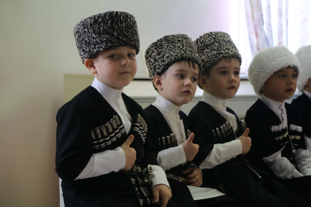 Погода на 10 дней в чеченской республике. Дети Чечни. Садик дики Грозный. Чеченцы дети. Чеченские дети фото.