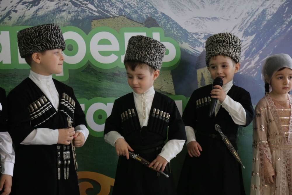 Погода на 10 дней в чеченской республике. Чеченские дети. Чечня праздник. Чеченский язык фото. Садик дики Грозный.
