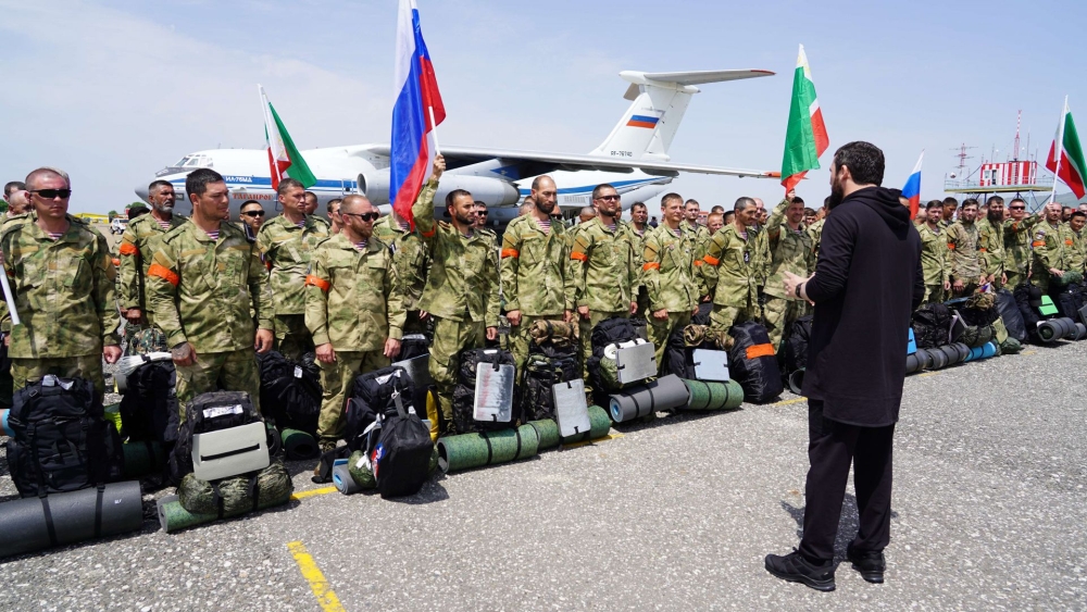 Военные люди россии в зоне сво. Выплаты добровольцам ахмат. Чеченцы военные. Чеченский спецназ. Российские волонтеры фото.
