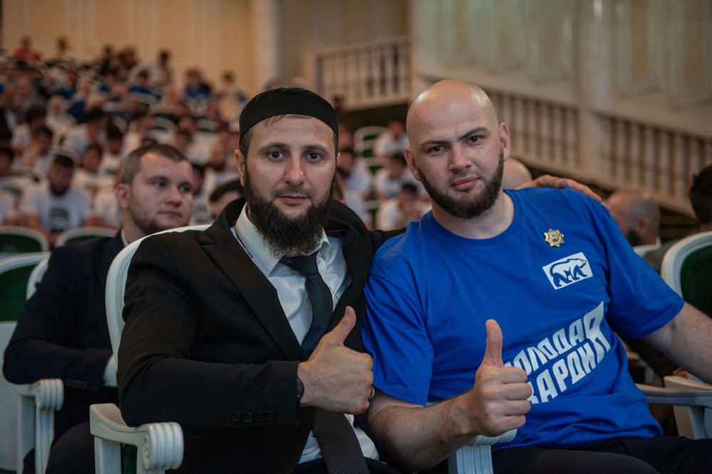 Русские жители грозного. Все ведущие телеканала грозный. Иа грозный информ. Всемирный день телевидения. Кадыров с погонами.