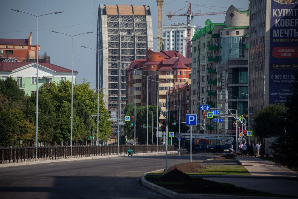грозный 16. улица лорсанова в грозном. сотрудник минэкономразвития чечни. фотография ахмата кадырова 1024 х 1024. сердце чечни грозный.
