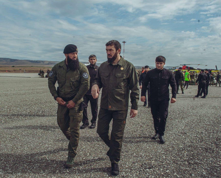 полк ахмат. ахмат восток батальон. конфликт ахмат на посту. конфликт ахмат на посту. чеченские бойцы в мариуполе.