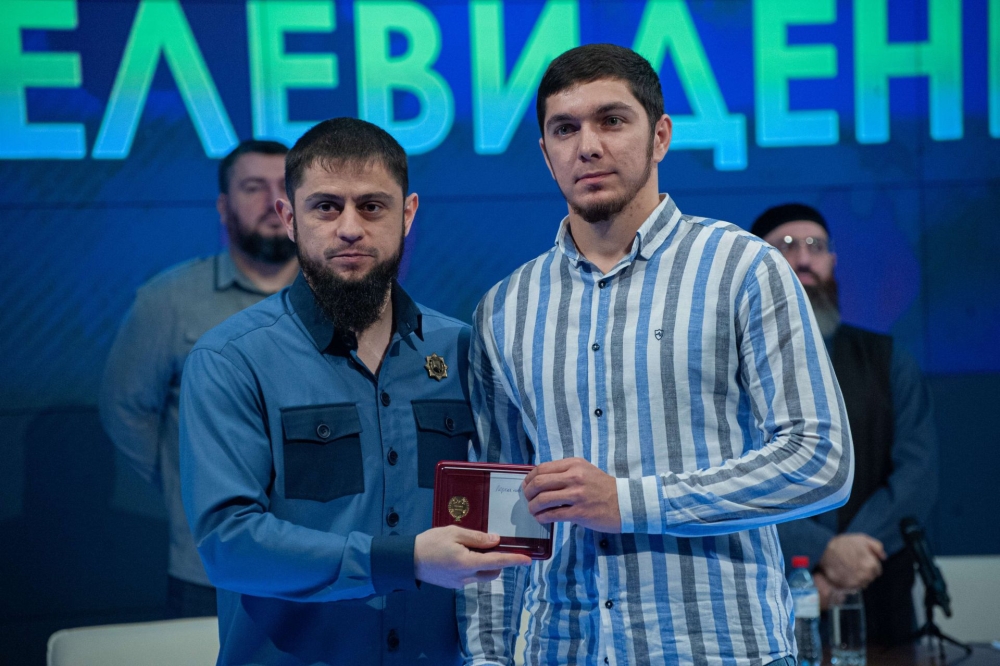 Награждение рамзана кадырова звездой герой чеченской республики. Иа грозный информ. Грозный фото людей. Грозненская студия телевидения. Грозненская студия телевидения.