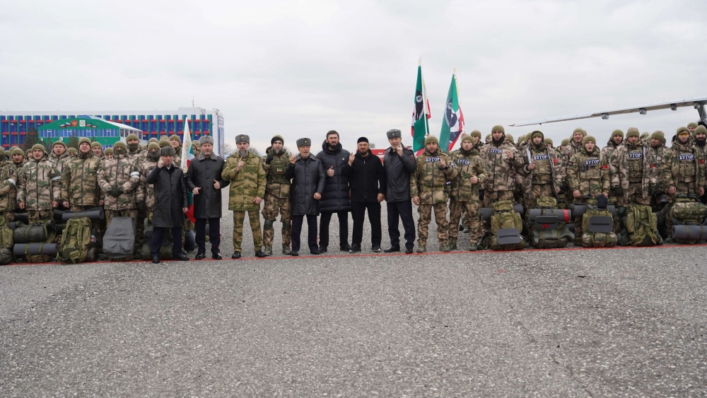 через грозный. соборная мечеть грозный. грозный фото. российские добровольцы на украине. грозный 2022 город.