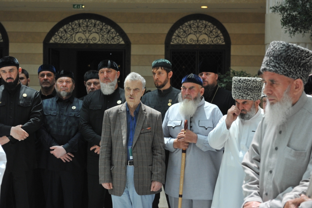 глава чечни рамзан кадыров. рамзан кадыров семья 2022. семья кадырова 2021. родственники рамзана кадырова. родственники рамзана кадырова.