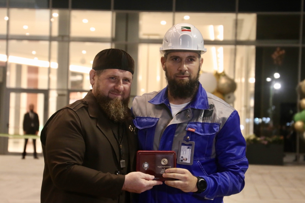 Иа грозный информ. Грозный фото 2022. Грозный молл открытие 2021. Кадыров с погонами. Иа грозный информ.