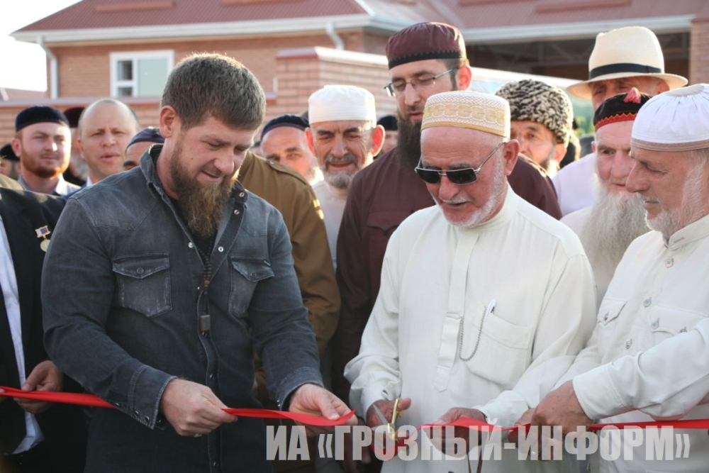 Надтеречный район чеченской республики. Чеченская республика надтеречный район село надтеречное ,школа 1. Мероприятие ко дню чеченского языка. Чечня надтеречный. Надтеречный район село знаменское.