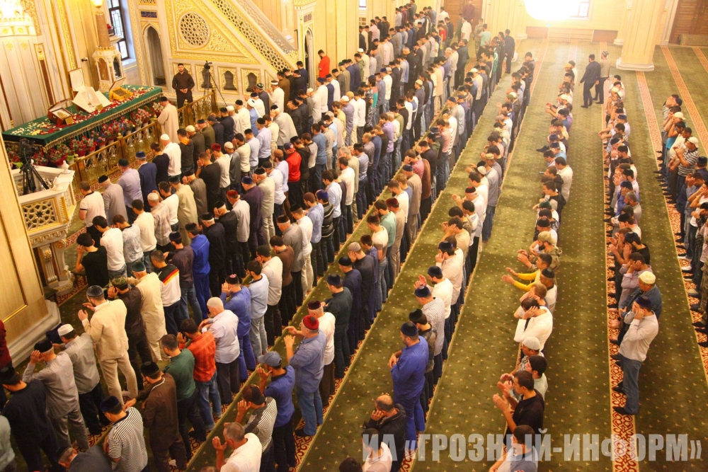 Ид намаз. Мечеть сердце Чечни намаз. Коллективная молитва в мечете Грозном. Намаз в сердце Чечни.