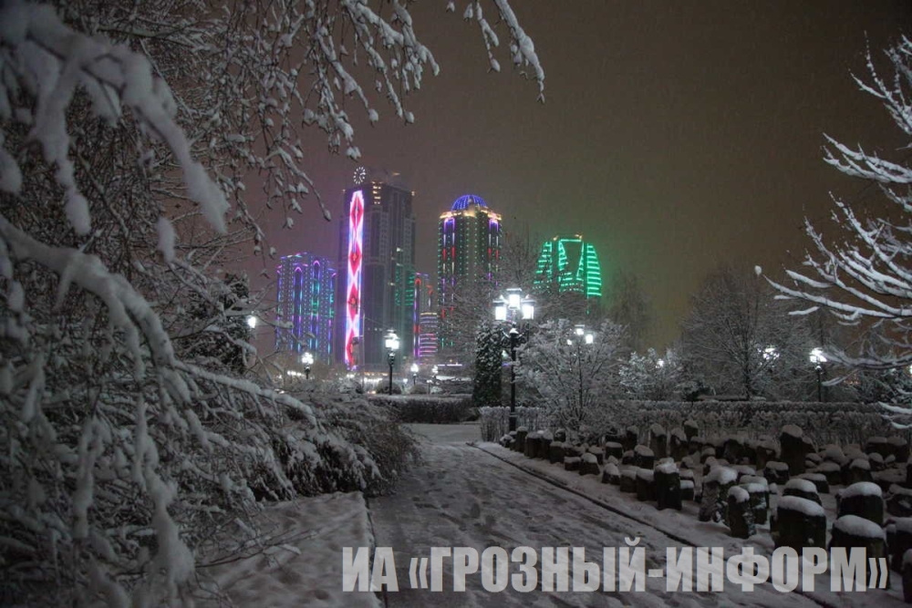 Прогноз грозный сегодня. Снег в Грозном. Зима в городе Грозном. Ночной зимний Грозный. Снежный Грозный.