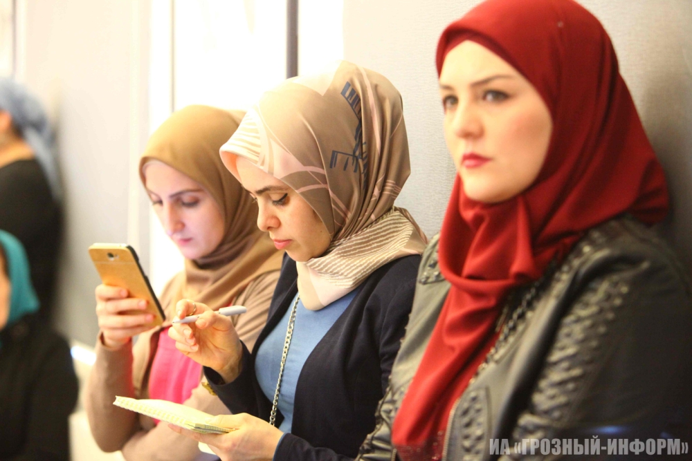 Дни чеченской культуры в республике татарстан. День чеченского языка классный час. Национальные праздники чеченцев. 25 апреля день чеченского языка. Чеченские праздники.