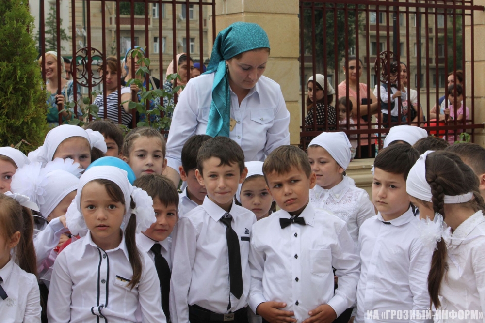 Лицей 1 грозный. Линейка в школе в чечне. Школьная форма в чечне. 1 сентября в чечне. Гимназия 1 чеченская республика грозный.