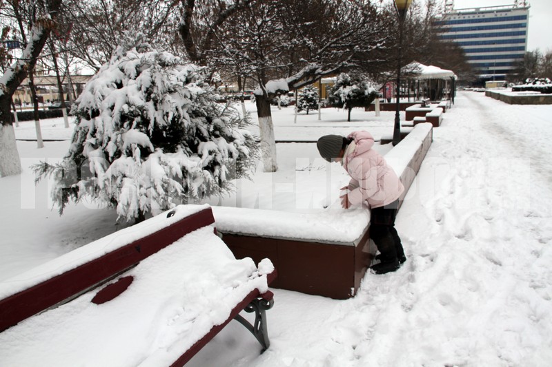 ночью 21 будет мороз. саратов новый год. 5 часов будет снег. 5 часов будет снег. истанбул снег падает.