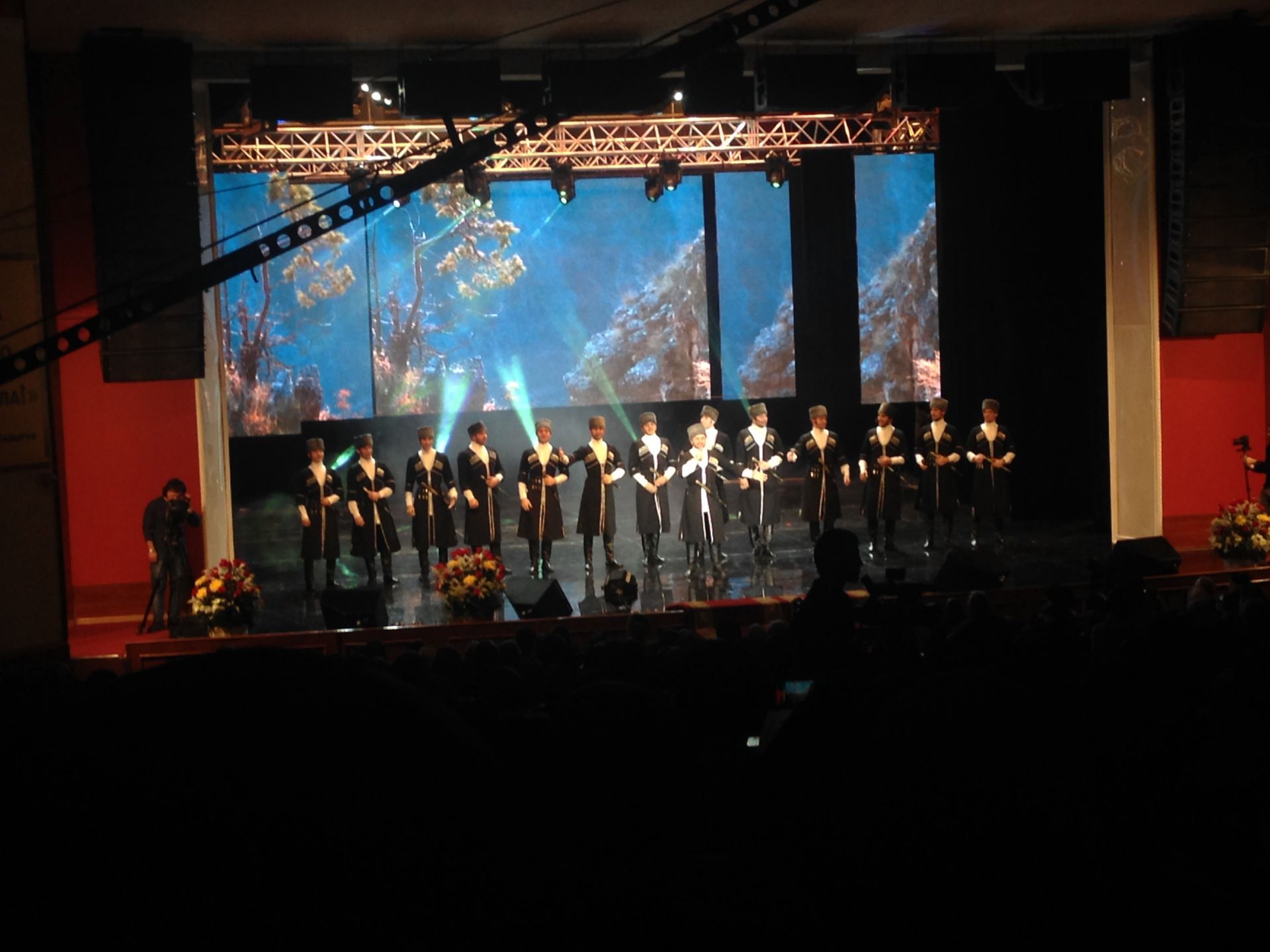 аймани айдамирова биография семья дети фото сейчас. 15 let na stsene. Aiymani Aiydamirova 2. аймани айдамирова биография семья дети фото сейчас фото. аймани айдамирова биография семья дети фото сейчас-15 let na stsene. Aiymani Aiydamirova 2. картинка аймани айдамирова биография семья дети фото сейчас. картинка 15 let na stsene. Aiymani Aiydamirova 2. Аймани Шамсудиновна Айдамирова – знаменитая чеченская актриса, певица и руководитель филармонии. Трудолюбивая женщина, сумевшая стать национальным достоянием. Она сочетает в себе все традиции менталитета: женственность, трудолюбие, верность домашним, гостеприимство и самоотверженность. Пишет музыку и песни, аранжирует, выбирает костюмы, составляет концертную программу. Помимо родного языка, поет на русском, арабском, турецком и других языках востока. аймани айдамирова биография семья дети фото сейчас. 15 let na stsene. Aiymani Aiydamirova 2. аймани айдамирова биография семья дети фото сейчас фото. аймани айдамирова биография семья дети фото сейчас-15 let na stsene. Aiymani Aiydamirova 2. картинка аймани айдамирова биография семья дети фото сейчас. картинка 15 let na stsene. Aiymani Aiydamirova 2. Аймани Шамсудиновна Айдамирова – знаменитая чеченская актриса, певица и руководитель филармонии. Трудолюбивая женщина, сумевшая стать национальным достоянием. Она сочетает в себе все традиции менталитета: женственность, трудолюбие, верность домашним, гостеприимство и самоотверженность. Пишет музыку и песни, аранжирует, выбирает костюмы, составляет концертную программу. Помимо родного языка, поет на русском, арабском, турецком и других языках востока.