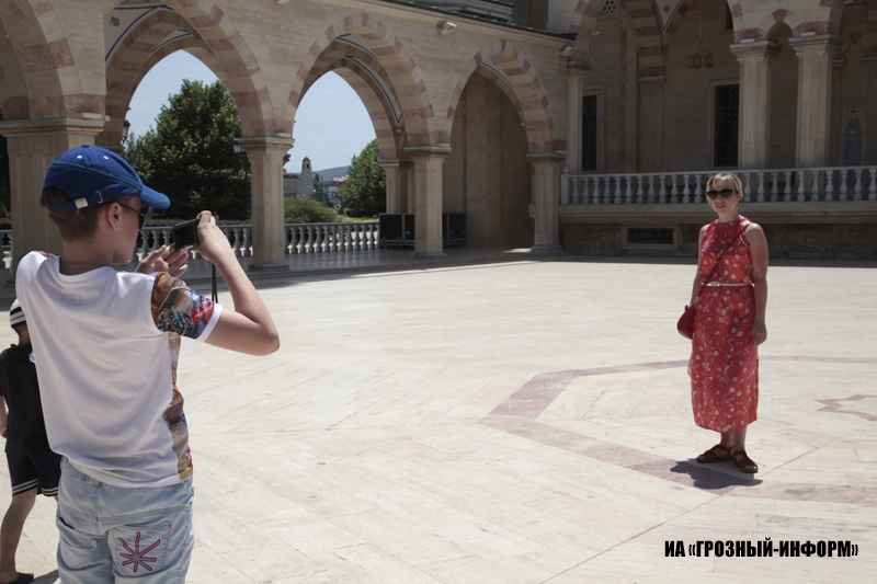Как одеваться в грозном. Туристы в Чечне. Грозный фото туристов. Грозный для туристов женщин. Фото туристов из Грозного.