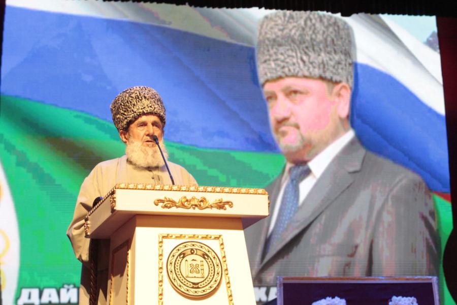 Первого президента чеченской республики. Ахмат Кадыров. Ахмад Хаджи Кадыров. Ахмат Хаджи Кадыров портрет.