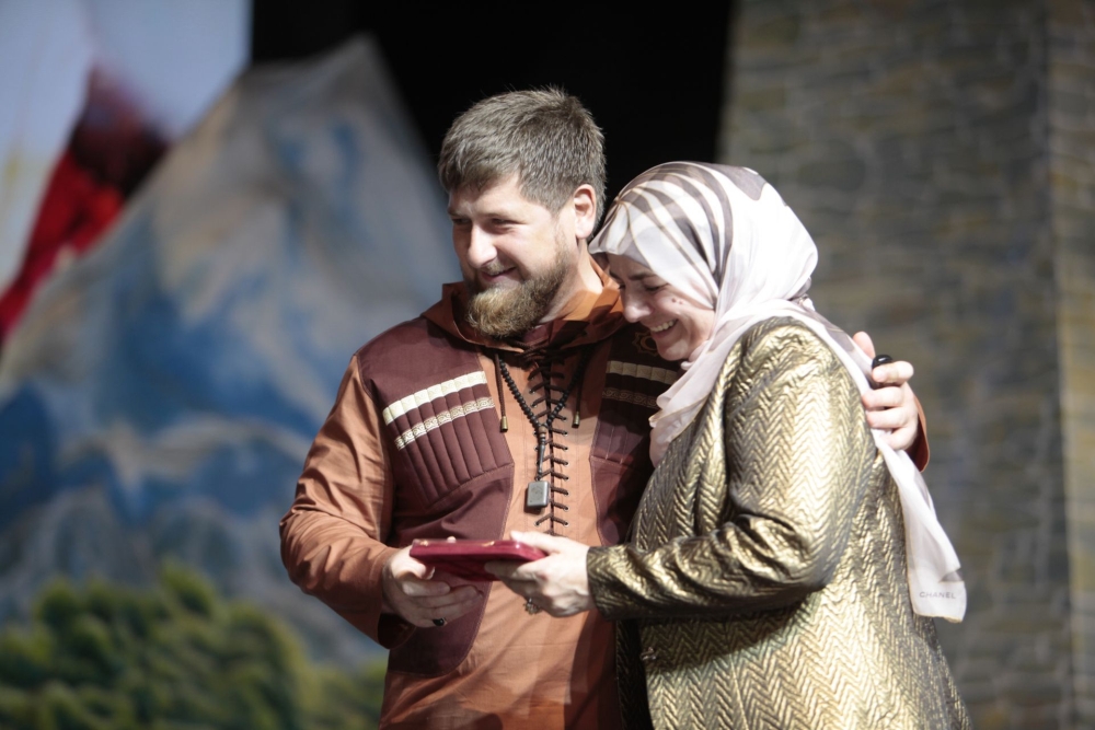 Мужчины и женщины в чечне. Чеченцы пара. Дагестанская национальная одежда кумыков. Мужчины и женщины в чечне. Мужчины и женщины в чечне.