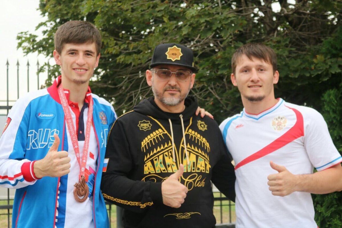 Чеченский спорт. Сурдлимпийские игры 2013 тхэквондо. Казбек Хугаев Сурдлимпийские игры. Тренер тхэквондо кизбек Подольск.