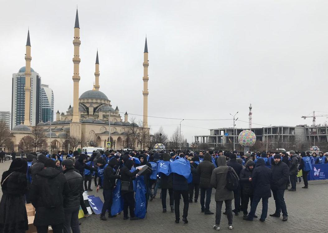 Часы сегодня грозном. Климат Грозного. Человек перед мечетью в Грозном. 2019 Год Грозный. Город на сегодняшний день Грозный.