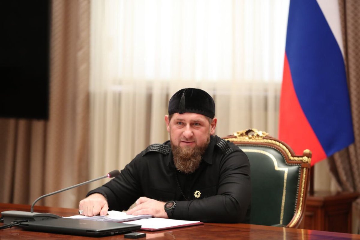 Первого президента чеченской республики. Рамзан Кадыров. Рамзан Кадыров в кабинете.
