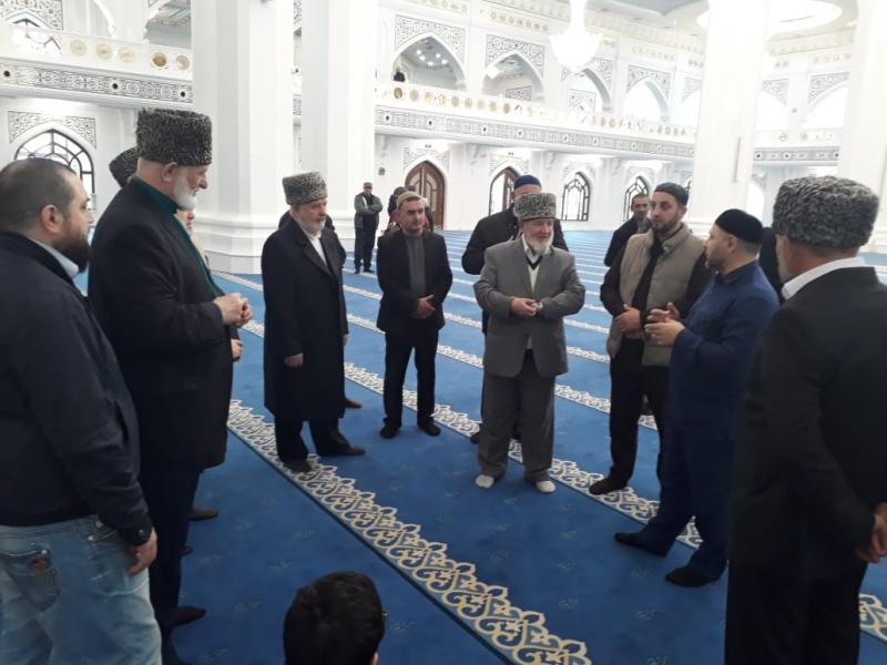 Кадыров и киркоров. Минареты сердце чечни. Кадыров с сердечками. Мечеть имени ахмата кадырова сердце чечни. Сердце кадырова.