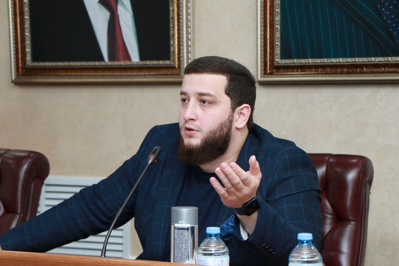 зама чеченский. заместитель хас магомед кадыров. тумхаджиев абубакар бухаруевич. министерство спорта чечни кадыров. зама чеченский.