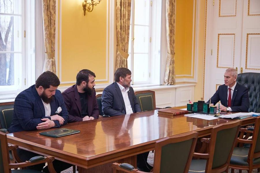 Рамзан кадыров грозный. Сельское хозяйство чечни. Кадыров чурка. Спецназ чечня кадыровцы. Кадыров на совещании.