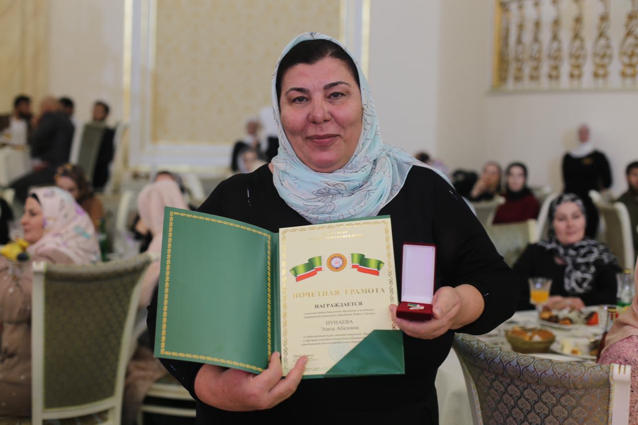 мэрии грозного внутри. 17 школа грозный. 54 школа грозный. грозный учитель. образование грозного.