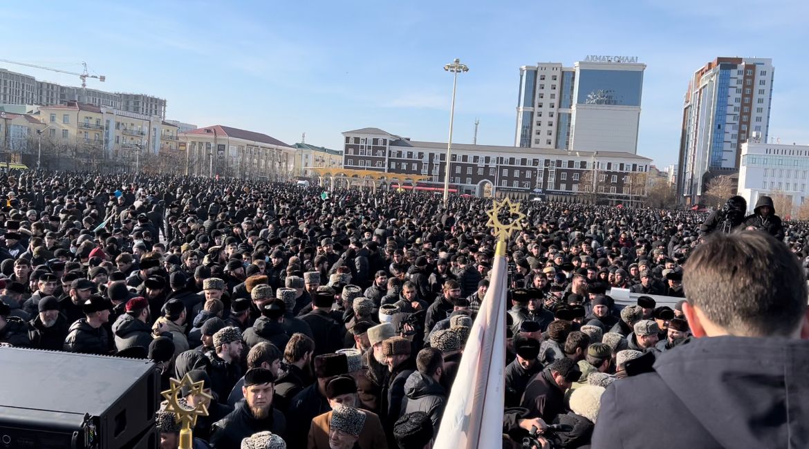 грозный февраль 2024. митинг в грозном сегодня. грозный февраль 2024. митинг в грозном. площадь чеченской республики 2022.