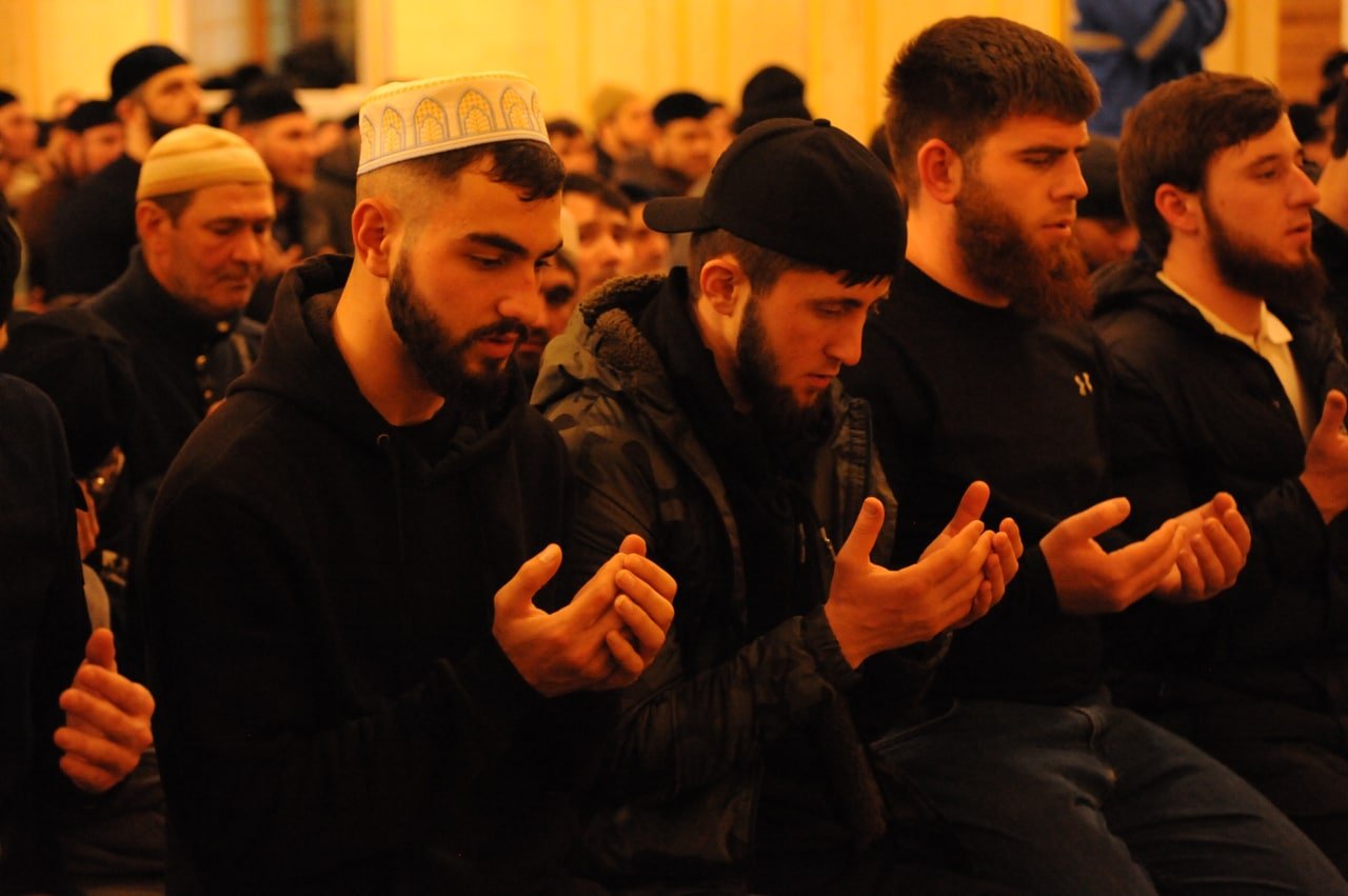 Рамзан кадыров намаз. Рамзан ахматович чеченцы. Молитва чеченцев. Рамзан кадыров мусульманин. Молитва чеченцев.