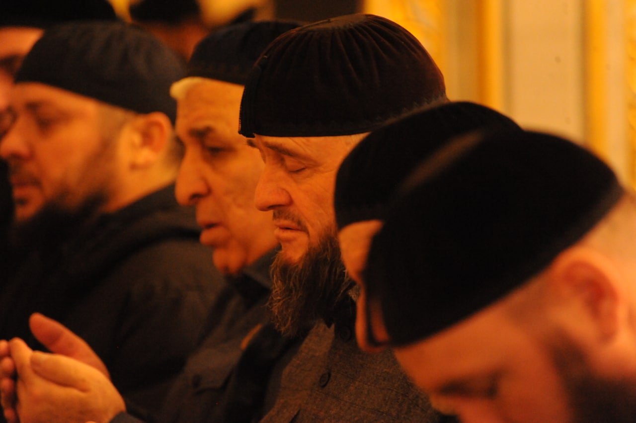 фотография старого города грозного чр. грозный мечеть молитва. тахаджуд в грозном. намаз на проспекте мира. намаз.