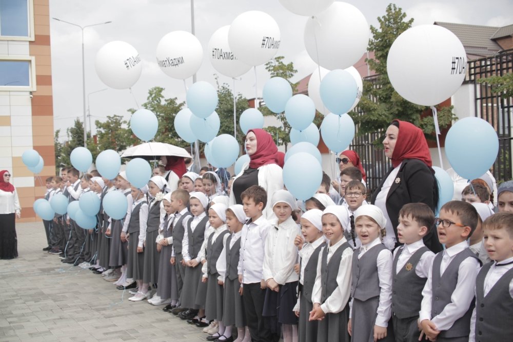 Гимназия 1 кадырова грозный. Ахмат юрт 2 школа. Гикаловская школа грозный. Сш 1 ахмат юрт. 1 сентября в чечне.