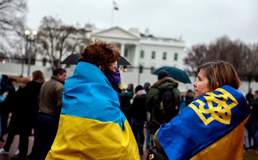 Украинцев призывают. Беженцы с Украины. Украинцы в Европе. Украинский флаг. Жители Европы.