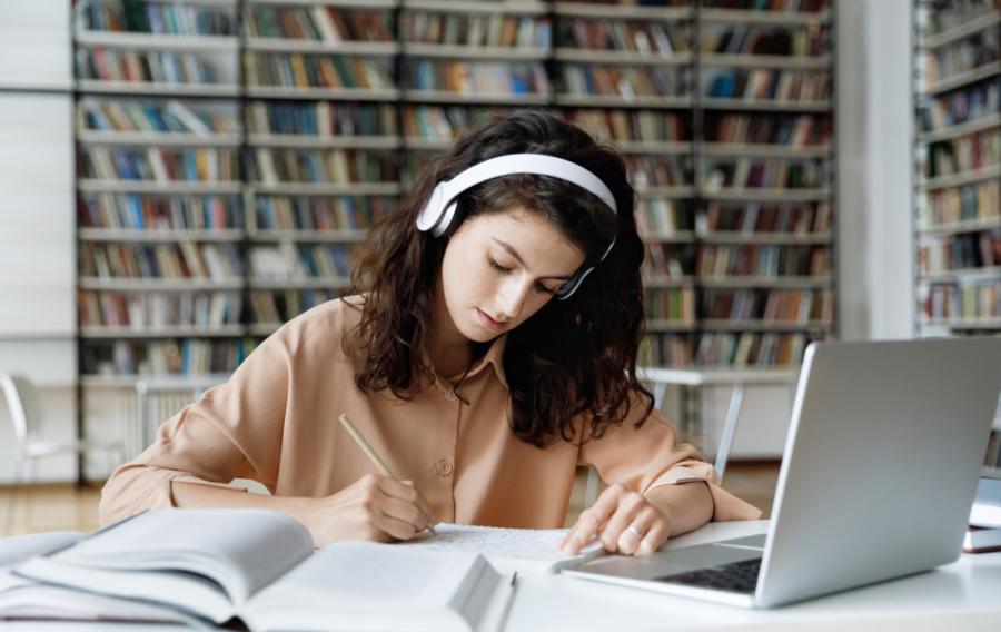 отблагодарила доставщика. доставщик пиццы у двери. отблагодарила доставщика. курьерская доставка. отблагодарила доставщика.